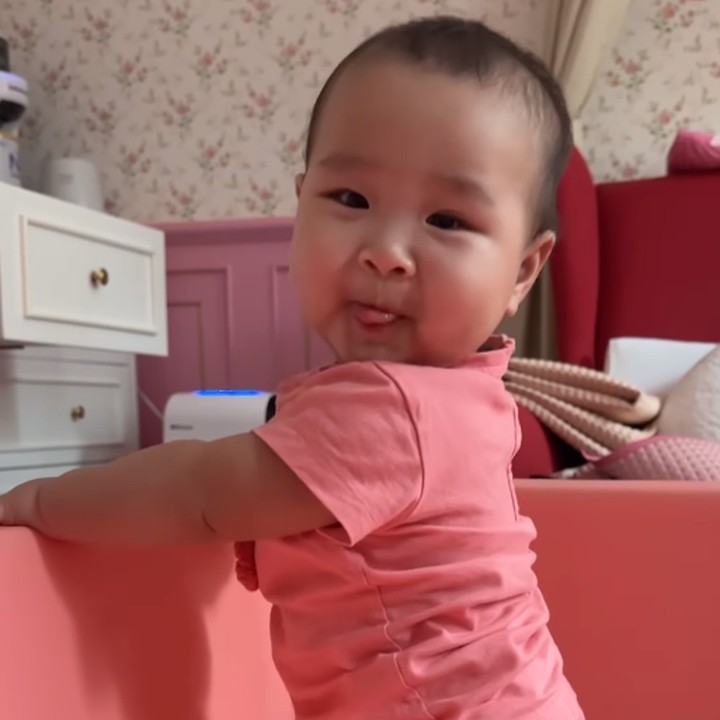 <p>"Imut banget sih kamu Sophiaaaa," ungkap seorang netizen dengan emotikon hati. "Ibu kalau bikin video Sophia yang lama dong durasinya sampai Sophia jadi kembaran Ayah Jess No Limit," pinta seorang netizen bercanda. (Foto: Instagram: @sophianolimit)</p>