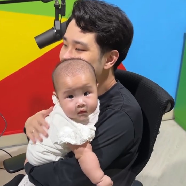 <p>Belum lama ini, beredar pula video bahwa Sophia sudah fasih memanggil sang Ayah dengan sebutan 'Papa'. Padahal, Sophia baru berusia 10 bulan. (Foto: Instagram: @sophianolimit)</p>