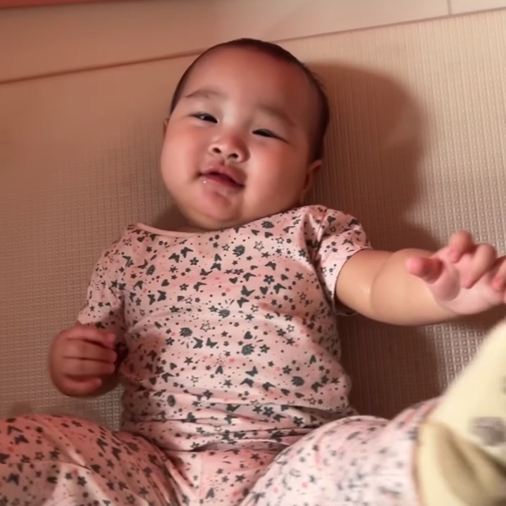 <p>Bunda, kita doakan agar Sophia tumbuh menjadi anak yang sehat dan cerdas, ya. Semoga Sophia selalu mendapatkan cinta dan kasih sayang dari orang-orang di sekitarnya. (Foto: Instagram: @sophianolimit)</p>