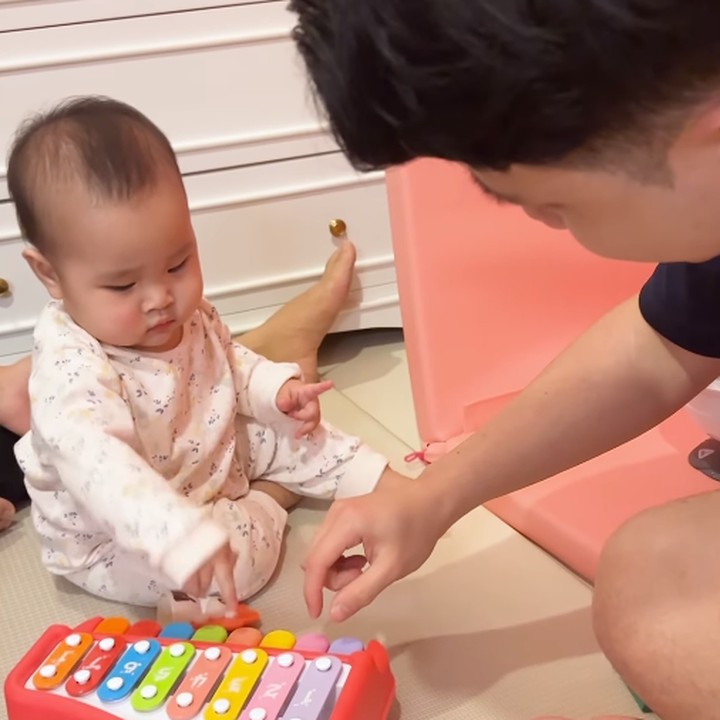 <p>Banyak netizen yang dibuat gemas dengan tingkah laku Sophia nih, Bunda. Tidak sedikit yang menyebut Sophia sangat imut dan menggemaskan. (Foto: Instagram: @sophianolimit)</p>