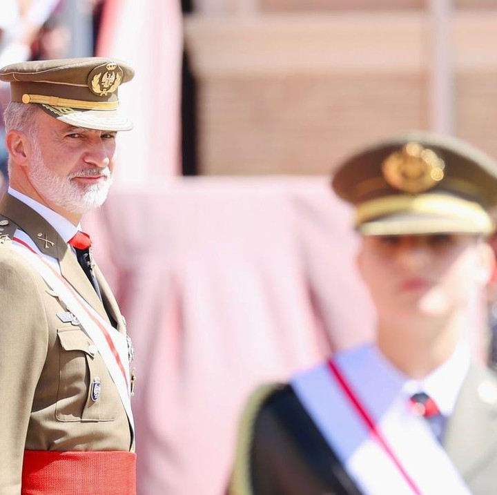 <p>Selama 10 bulan, Putri Leonor menjalani pelatihan sebagai kadet di akademi militer. Putri Leonor kini resmi menjadi perwira junior atau letnan dua di Angkatan Darat Spanyol. Prosesi kelulusan dan gelar baru Putri Leonor ini diberikan secara bersamaan di acara Royal Orders. (Foto: Instagram @casareal.es)</p>