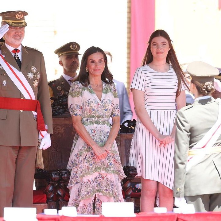 <p>Di acara ini, tampak hadir pula ibunda Putri Leonor, Ratu Letizia dan adik perempuannya Infanta Sofia. Keduanya terlihat begitu bangga dengan pencapaian Putri Leonor yang kini resmi menjadi perwira junior dengan gelar letnan dua di Angkatan Darat Spanyol. (Foto: Instagram @casareal.es)</p>