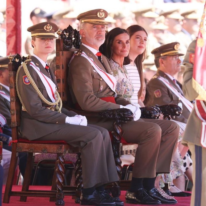 <p>Putri Leonor terlihat berbeda di acara Royal Orders. Calon Ratu ini tampak gagah mengenakan seragam militer berwarna hijau. Penampilannya ini sangat kontras dengan gelar Putri disematkan padanya. (Foto: Instagram @casareal.es)</p>