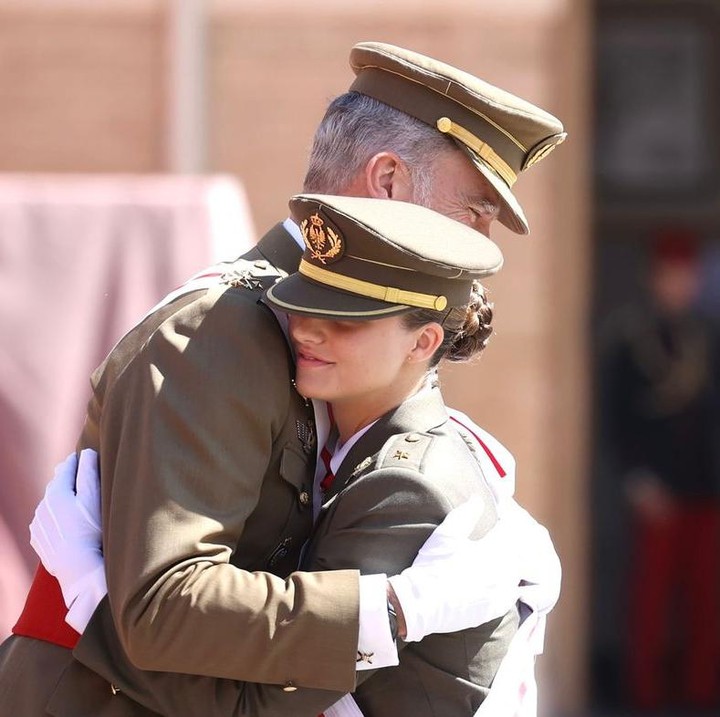 <p>Dalam Royals Orders, Raja Felipe VI menganugerahkan Grand Cross of Military Merit untuk putrinya yang telah menyelesaikan pendidikan militer. Dalam satu momen, Raja Felipe terlihat memeluk Putri Leonor. Momen ini mencuri perhatian publik, Bunda.(Foto: Instagram @casareal.es)</p>