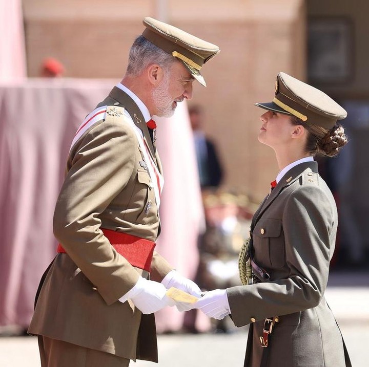 <p>Putri Leonor dari Spanyol baru saja lulus dari Akademi Militer Zaragoza, Bunda. Belum lama ini, momen manis kelulusan sang putri dibagikan ke publik melalui akun media sosial resmi Kerajaan Spanyol. Raja Felipe VI yang juga ayah Putri Leonor tampak hadir di acara kelulusan putrinya. (Foto: Instagram @casareal.es)</p>