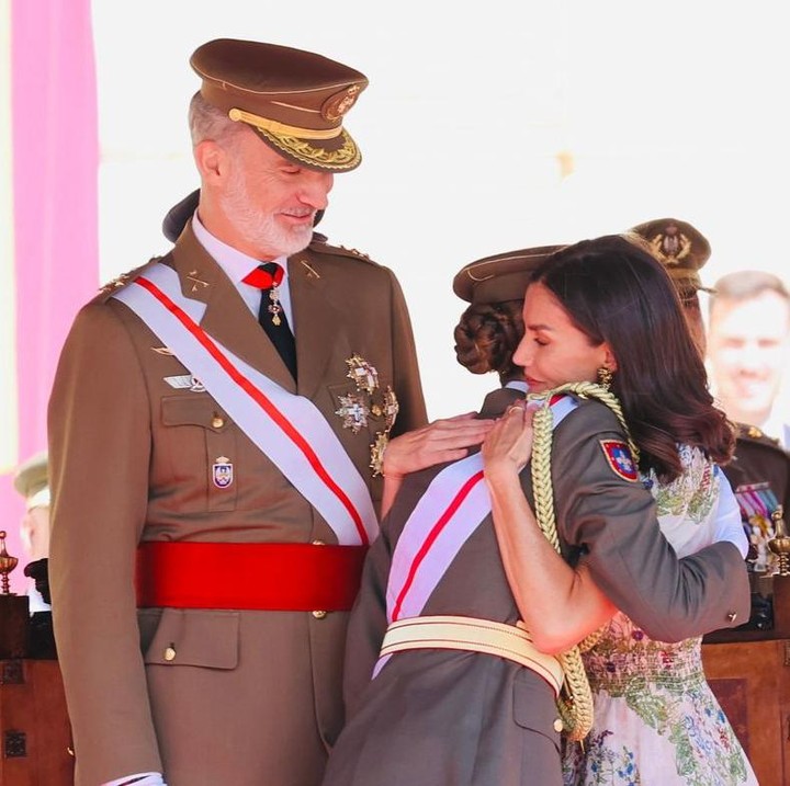 <p>Kehadiran Ratu Letizia juga mencuri perhatian. Perempuan 51 tahun ini ikut memeluk erat Putri Leonor di acara kelulusan sekolah militernya. (Foto: Instagram @casareal.es)</p>