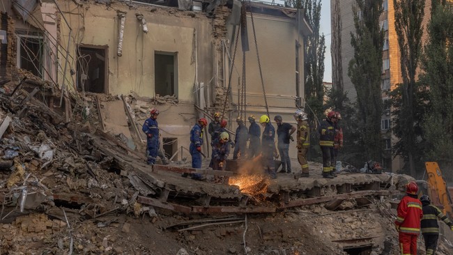 Setidaknya 37 orang tewas dan ratusan orang luka-luka imbas serangan rudal Rusia yang menghantam sebuah rumah sakit anak di Kyiv, Ukraina, Senin (8/7).