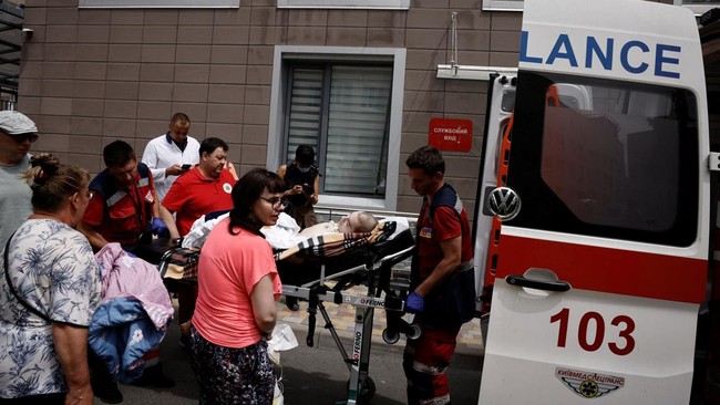 FOTO: Rudal Rusia Bombardir Kyiv Hantam RS Anak, 37 Orang Tewas