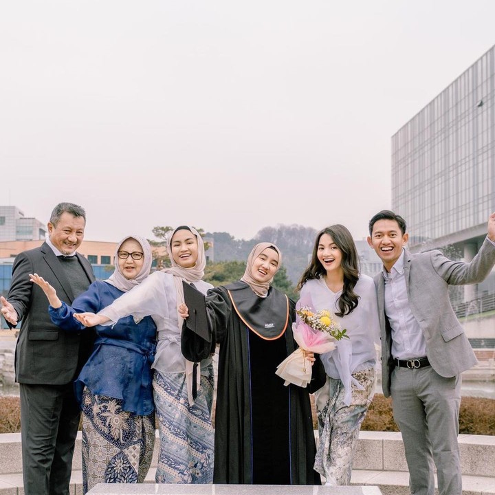 <p>Bukan hanya itu, latar belakang keluarga perempuan yang akrab disapa Viera ini juga mengundang rasa penasaran banyak orang. (Foto: Instagram@sabrinaanggraini)</p>