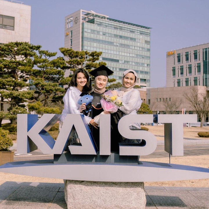 <p>Sementara itu, kakak keduanya yang bernama Bia juga merupakan lulusan dari kampus yang sama dengan Viera. Ia adalah sarjana Ilmu Komputer dan Desain Industri di Korea Advanced Institute of Science & Technology (KAIST). (Foto: Instagram@biadonut)</p>