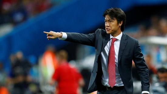 FILE PHOTO: South Korea's coach Hong Myung-bo gestures to his players during their 2014 World Cup Group H soccer match against Belgium at the Corinthians arena in Sao Paulo June 26, 2014.  REUTERS/Ivan Alvarado (BRAZIL  - Tags: SOCCER SPORT WORLD CUP