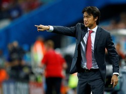 FILE PHOTO: South Korea's coach Hong Myung-bo gestures to his players during their 2014 World Cup Group H soccer match against Belgium at the Corinthians arena in Sao Paulo June 26, 2014.  REUTERS/Ivan Alvarado (BRAZIL  - Tags: SOCCER SPORT WORLD CUP