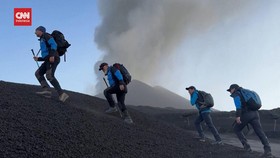 VIDEO: Wisatawan Menikmati Keindahan Gunung Etna Saat Erupsi