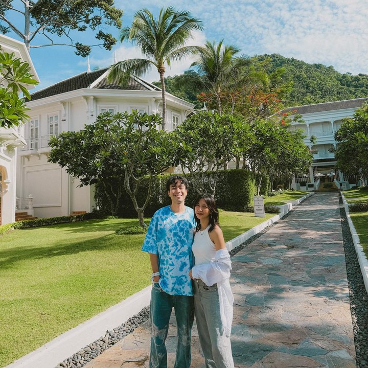 <p>Tak sendiri, kali ini Vidi didampingi oleh istri tercinta, Sheila Dara Aisha. Aktris berusia 31 tahun itu akan menemani Vidi selama dua minggu ke depan. "Walaupun semua terpisah <em>flight,</em> Alhamdulillah <em>we landed safely in</em> Koh Samui," kata Vidi. (Foto: Instagram @vidialdiano)</p>