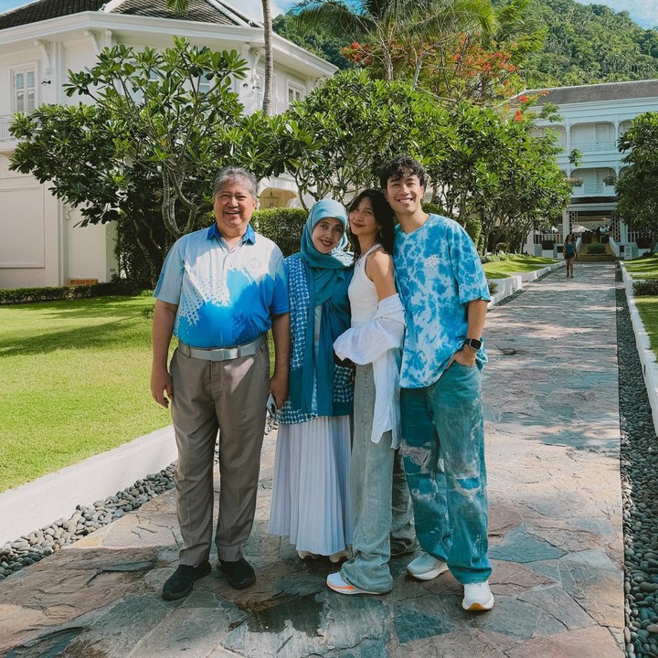 <p>Selain Sheila Dara, kedua orang tua Vidi Aldiano juga ikut ke Koh Samui. Tak hanya mendampingi, orang tua dan istri Vidi juga ikut menjalani detoks di Thailand. <em>"Detox</em> kali ini beda karena akan ditemani keluarga yang akan ikutan programnya juga. Doain kita bisa <em>survive</em> dan badan bisa lebih sehat lagi nantinya," tutur Vidi. (Foto: Instagram @vidialdiano)</p>