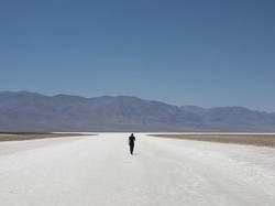 Kaki Turis Terpanggang Kepanasan Saat Berlibur di Death Valley
