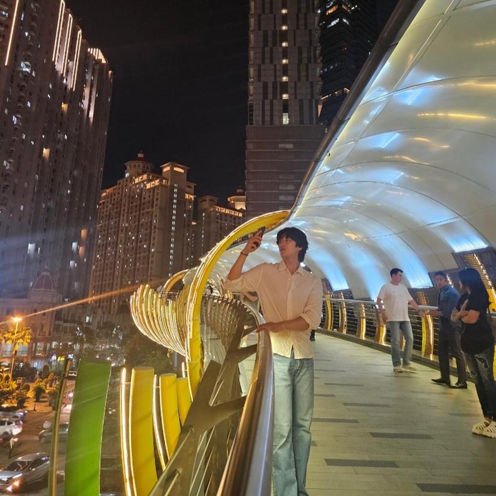 <p>Dalam <em>caption</em> foto tersebut, Ahn Bo Hyun juga menyampaikan rasa sukanya terhadap negara yang baru saja ia kunjungi. Ia menuliskan <em>emoji</em> bendera Indonesia yang disertai dengan <em>emoji love.</em> (Foto: Instagram @bohyunahn)</p>