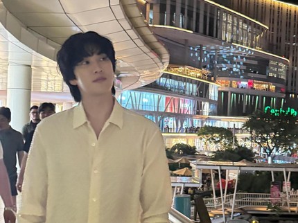 5 Potret Aktor Tampan Korea Ahn Bo Hyun Jalan-jalan di Jakarta Usai Fan Meeting