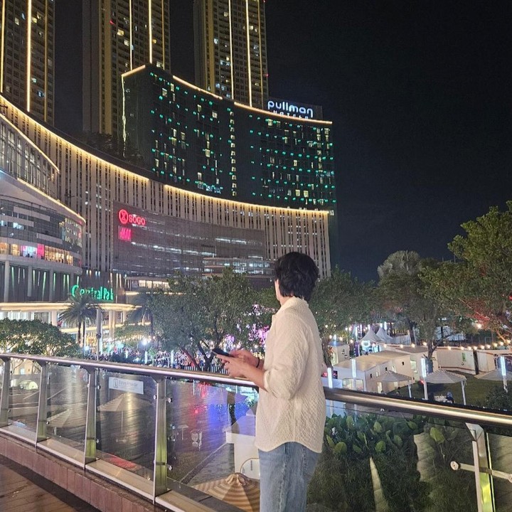 <p>Dalam unggahan terbarunya di Instagram, bintang drakor<em> See You in My 19th Life</em> itu terlihat mengunjungi salah satu mal yang terletak di Jakarta Barat. (Foto: Instagram @bohyunahn)</p>