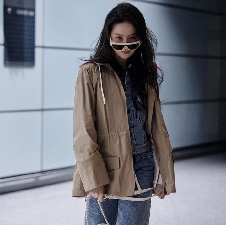 <p>Aktris yang pernah berperan sebagai Mulan ini suka sekali melakukan <em>mix and match</em> yang anti gagal setiap kali berpakaian. Liu Yifei memilih sebuah coat coklat dan kacamata sport untuk mempercantik tampilannya di hadapan kamera. (Foto: Instagram @yifei_cc)</p>
