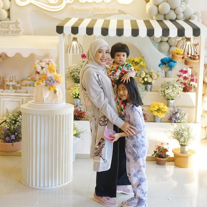 <p>Pesona Bunda empat anak ini bahkan disebut terlihat semakin anggun. <em>"MasyaAllah</em> cantik banget mba Aliya pake jilbab tambah anggun," tulis akun <em>@ningha****.</em> (Foto: Instagram@ruby_26)</p>