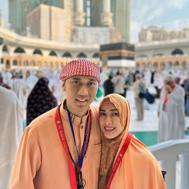 <p>Beberapa figur publik baru saja pulang ke Tanah Air setelah menyelesaikan ibadah haji. Salah satunya adalah pasangan Aliyah Rajasa dan Edhie Baskoro Yudhoyono alias Ibas. (Foto: Instagram@ruby_26)</p>