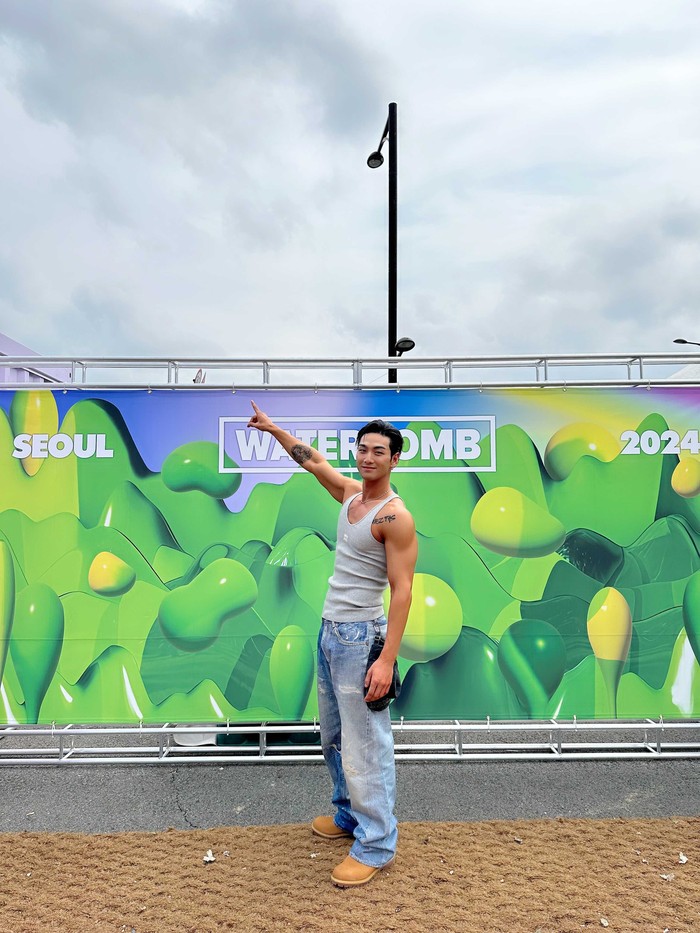 Bikin salah fokus, BAEKHO memamerkan kulit eksotis dan lengan berototnya dengan hanya mengenakan tank top abu-abu dan bawahan denim. Ia membawakan beberapa lagu termasuk “Wet & Wild”, theme song resmi festival WATERBOMB 2024. / Foto: x.com/BAEKHO_PLEDIS