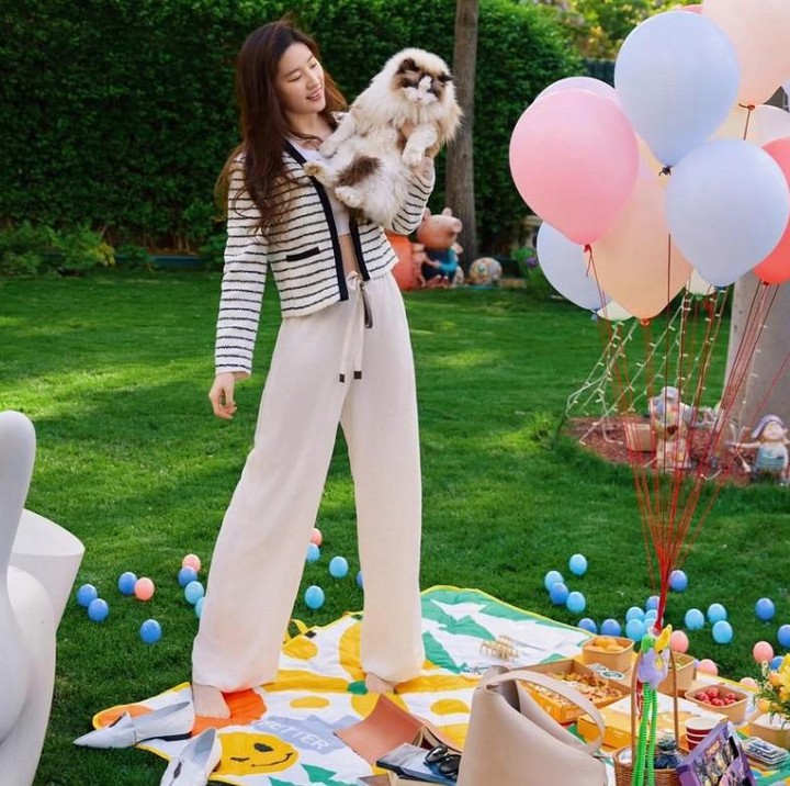 <p>Bintang drama <em>The Tale of Rose</em> ini memiliki tinggi 170 cm. Ia sering memilih OOTD yang menonjolkan panjang kedua kakinya, seperti di potret kali ini. Yifei tampak manis dalam balutan <em>striped cardigan</em> dan celana kulot tersebut. (Foto: Instagram @yifei_cc)</p>