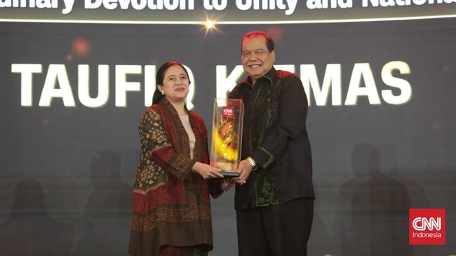 Ketua DPR RI Puan Maharini menerima langsung penghargaan CNN Indonesia Awards 2024 untuk sang ayah, Taufiq Kiemas.