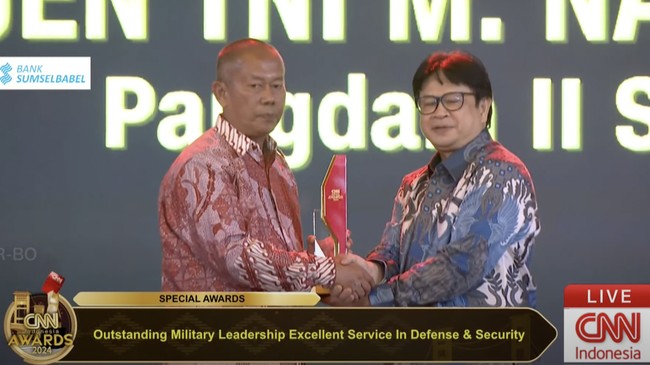 Pangdam II/Sriwijaya Mayjen M. Naudi Nurdika menerima penghargaan "Outstanding Military Leadership Excellent Service in Defense & Security".