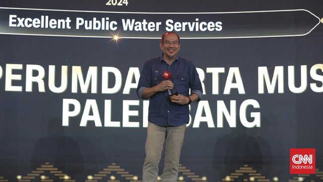 Perumda Tirta Musi Palembang menerima penghargaan dari CNN Indonesia Awards 2024 yang diterima langsung oleh Direktur Utama Perumda Tirta Musi Andi Wijaya Adani