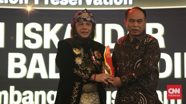 Sultan Iskandar Mahmud Badaruddin Terima Penghargaan "Best Dedication in Culture and Traditional Preservation" di CNN Indonesia Awards Palembang