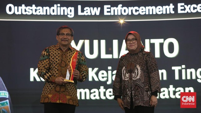 Kepala Kejaksaan Tinggi Sumatra Selatan Yulianto mendapat penghargaan khusus "Outstanding Law Enforcement Excellence".