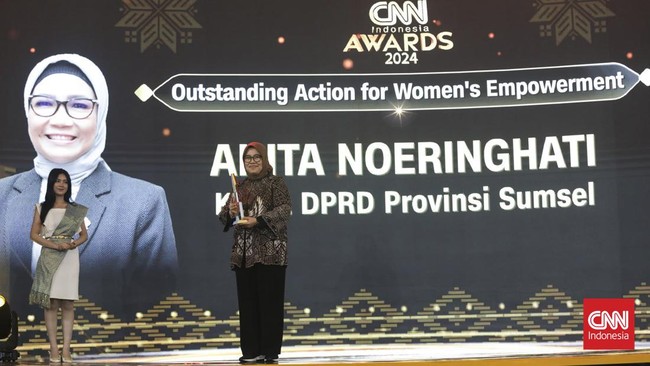 Ketua DPRD Sumsel, Anita Noeringhati Raih Penghargaan "Outstanding Action for Women's Empowerment" dalam ajang CNN Indonesia Awards 2024, di Palembang