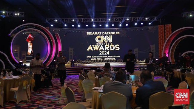 Sejumlah menteri Presiden Joko Widodo (Jokowi) menghadiri aktivitas penghargaan CNN Indonesia Awards 2024 di Palembang, Sumatra Selatan, Rabu (10/7).