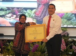 Direktur Reskrimsus Polda Jatim Dapat Penghargaan dari Mensos Risma