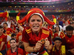 Beda Ekspresi Fans Spanyol dan Inggris Tinggalkan Olympiastadion