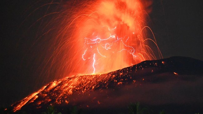 Gunung Ibu di Pulau Halmahera, Maluku Utara, kembali meletus dan melontarkan abu vulkanik hingga pijar api nan keluar dari kawah gunung api tersebut.