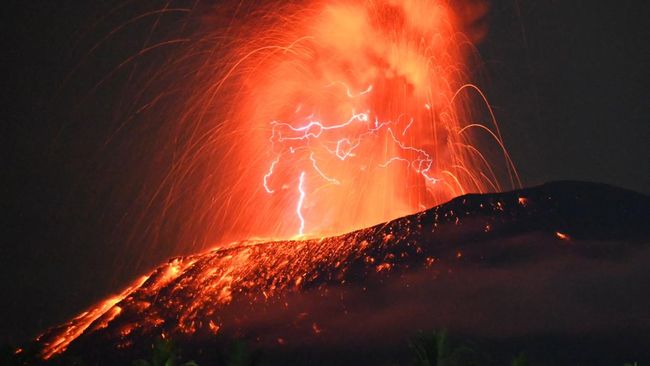 Gunung Ibu Erupsi Lagi, Keluarkan Sinar Api Setinggi 350 Meter