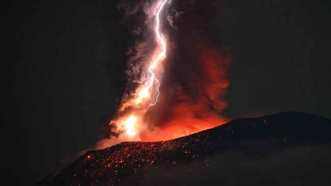 Gunung Ibu Menggelegar dengan Erupsi, Menjaga Status Siaga