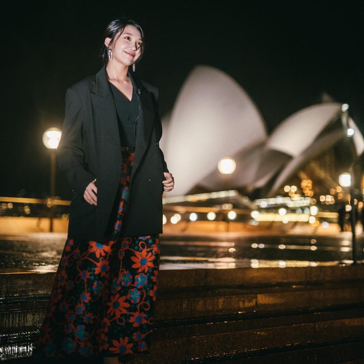 <p>Masih dengan <em>blazer</em> hitam, Jung Eun Ji memadukannya bersama bawahan bercorak meriah. Sentuhan warna oranye dan biru elektrik pada motif bunga memberinya sentuhan mencolok. (Foto: Instagram @artist_eunji)</p>