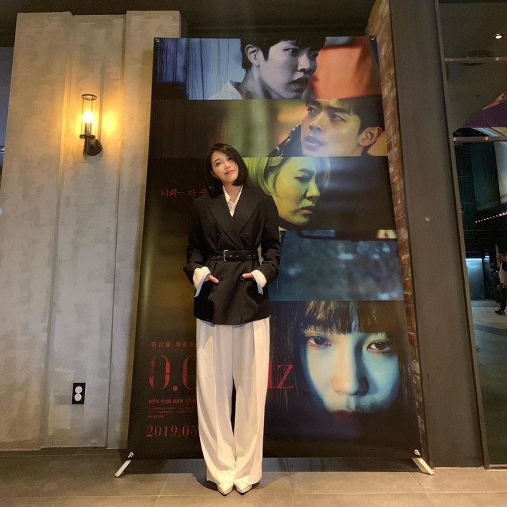 <p>Kali ini, Jung Eun Ji menampilkan nuansa monokrom lewat kombinasi warna hitam dan putih. Ia memakai <em>cape blazer</em> yang dipercantik dengan <em>belt.</em> Kemudian, ia memadukannya dengan celana kulot putih bersiluet <em>loose.</em> (Foto: Instagram @artist_eunji)</p>