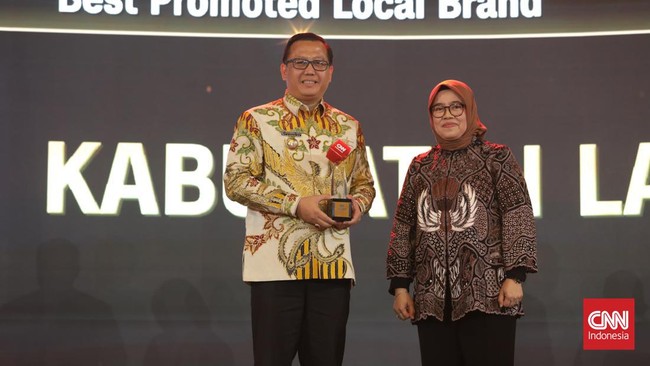 Kabupaten Lahat meraih penghargaan Best Promoted Local Brand dalam arena CNN Indonesia Awards 2024 di Palembang, Rabu (10/7).