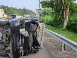 Potret Mobil Terguling dan Ringsek Usai Tabrakan Beruntun di Tol Cipularang