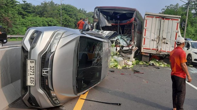 Sejumlah kendaraan terlibat tabrakan beruntun di KM 85 Tol Cipularang, Jawa Barat, Rabu (10/7).