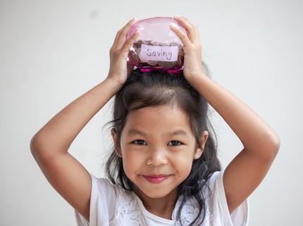 9 Kesalahan Orang Tua Mengajarkan Uang pada Anak, Awas Salah Bikin Anak Boros