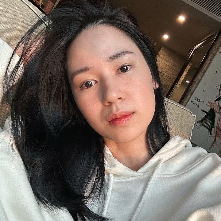 <p>Alhasil, potret selfie Laura Basuki sontak bikin heboh. Aktris kelahiran 9 Januari 1988 itu terbilang jarang mengunggah swafoto, Bunda. "Bro, bangun bro! Laura Basuki posting selfie," komentar akun @sahalabr**. "Jika ini mimpi, jangan bangunkan aku," sambung @genta*** (Foto: Instagram @laurabas)</p>