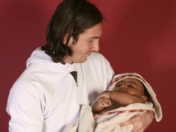 Ada Foto Messi Mandikan Lamine Yama saat Bayi, Kok Bisa?