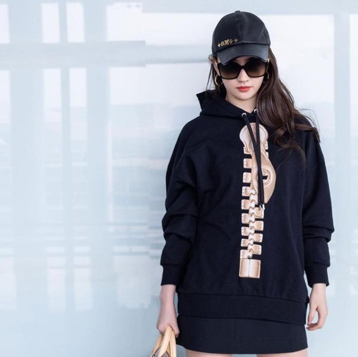 <p>Liu Yifei adalah sosok aktris yang sering mendapatkan <em>brand deals</em> bersama perusahaan fashion. Ia seringkali membagikan potret busananya di media sosial. Jadi tak heran bila OOTD aktris ini begitu cantik dan memikat hati, ya. (Foto: Instagram @yifei_cc)</p>