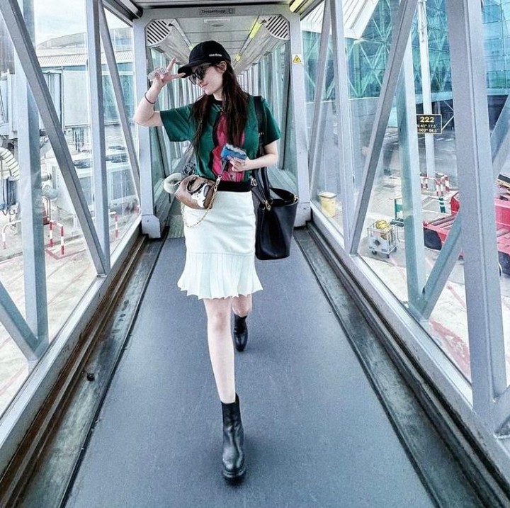 <p>Liu Yifei tak ketinggalan tampil manis dan feminin dalam balutan rok, lho Bunda. Dia kerap memilih <em>short skirt</em> dengan detail anggun seperti di foto satu ini. Untuk menambah kesan tegas, Yifei memadukannya dengan sepatu boots.(Foto: Instagram @yifei_cc)</p>